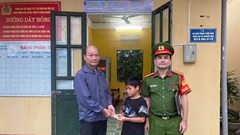 Nhặt được điện thoại và ví, hai người dân Lào Cai nhờ công an tìm người đánh rơi