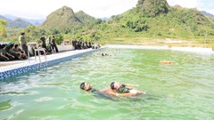 Công an Lai Châu nâng cao kỹ năng bơi cứu hộ, cứu nạn