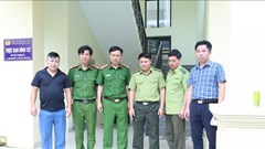Phú Thọ: Người dân giao nộp cá thể rắn nghi hổ mang chúa