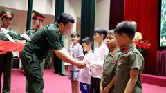 Mang niềm vui Trung thu đến con em cán bộ, chiến sĩ Lai Châu