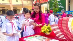 “Trang sách kể chuyện Bác Hồ” đến với học sinh Lào Cai
