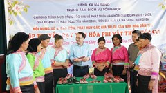Người Xạ Phang ở Na Sang giữ nghề làm giày thêu truyền thống