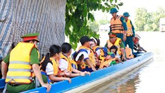 Vượt lũ đưa học sinh đến trường ở An Phú