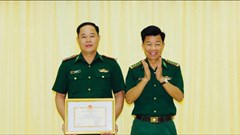 Biểu dương Thiếu tá Biên phòng nhặt được 85 triệu đồng, tìm người trả lại