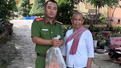 Người dân tự nguyện giao nộp động vật hoang dã được phóng sinh tại chùa