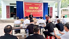Người Thái ở Khổng Lào trao truyền kỹ thuật chế tác đàn tính