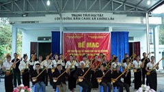 Khổng Lào truyền dạy chế tác và sử dụng đàn tính dân tộc Thái
