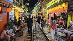 Khách "Tây" mạo hiểm tính mạng với phố cà phê đường tàu