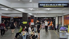 Người dân tranh thủ ra bắt xe về quê ngay trong buổi tối