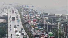 Cầu Vĩnh Tuy tắc, cấm thêm nhiều tuyến đường do ngập lụt
