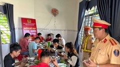 Ấm lòng “cơm 0 đồng, nước miễn phí” tiếp sức cho các đoàn vận chuyển hàng hoá cứu trợ