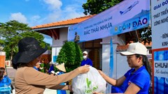 Thu gom rác nhựa, làm sạch biển xanh tại Côn Đảo