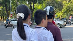 Phụ huynh, học sinh vẫn “đầu trần” khi tham gia giao thông