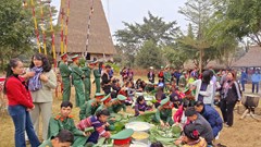 Đồng bào các dân tộc gói bánh chưng tặng người nghèo