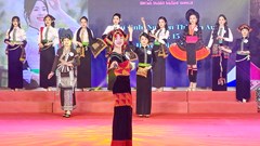 Thí sinh dự thi Người đẹp Hoa ban 2025 rực rỡ trong trang phục dân tộc