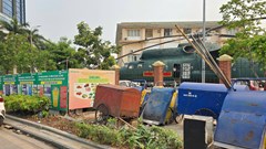 Rác thải vây quanh bảo tàng