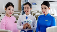 Đồng phục tiếp viên hàng không thay đổi thế nào trong 30 năm?