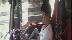 Xử lý tài xế “lướt Tik Tok”, lái xe bằng chân trên cao tốc