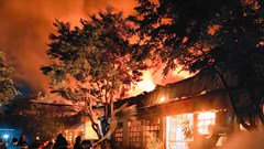 Kịp thời dập tắt đám cháy kho xưởng tại Hà Nội