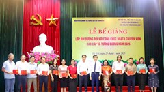 Bế giảng lớp bồi dưỡng chuyên viên cao cấp và tương đương