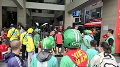 Xe ôm công nghệ hối hả chở khách “xí chỗ” xem diễu binh