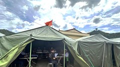 Phú Thọ: Trụ sở UBND xã bị sạt lở, cán bộ dựng lều bạt phục vụ dân