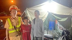 CSGT hỗ trợ hai chị em đi xe đạp điện từ Thanh Hóa ra Hà Nội xem diễu binh