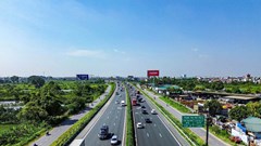 Sẽ xử phạt xe tải đi sai làn đường trên 2 cao tốc 