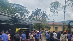 Chuyển tải, hỗ trợ suất ăn cho khách đi tàu bị ảnh hưởng do bão số 10