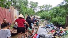 Cuộc sống người dân Hà Nội bị đảo lộn do mưa ngập