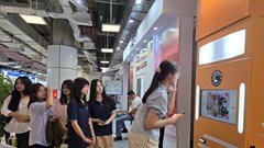Giới trẻ trải nghiệm sản phẩm công nghệ tại Triển lãm quốc tế Đổi mới sáng tạo Việt Nam 2025
