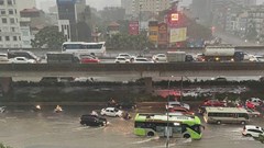 Giao thông Hà Nội lại hỗn loạn và tê liệt do mưa ngập