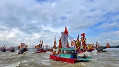 Xem “chiến thuyền” hội quân trên sông Lục Đầu