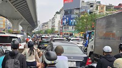 Dừng đèn đỏ sử dụng điện thoại có bị phạt?