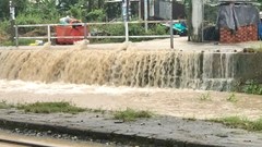 Tạm dừng nhiều đoàn tàu do nước lũ tại miền Trung dâng cao 