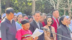 Đồng bào dân tộc Mường báo công dâng Bác tại Khu di tích K9