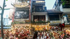 Ngắm phố Hàng Mã bày đồ Giáng sinh với diện mạo mới
