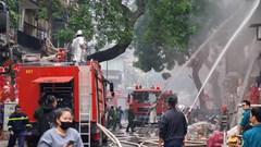 Hà Nội: Cháy nhà trên phố Hàng Mã, một người bị thương nặng