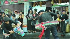 Độc đáo điệu múa ngựa giấy của người Nùng Dín