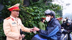 Tuyên Quang: Công an tặng áo ấm, mũ bảo hiểm, nước uống cho người dân về quê đón Tết