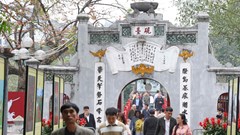 Thong dong tìm “lộc” bình an ngày mùng 1 Tết