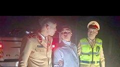 Bắt tài xế kẹp kính ô tô kéo lê CSGT khi bị kiểm tra nồng độ cồn