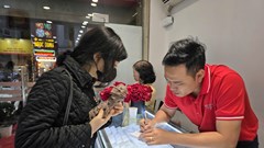 Đội mưa xuyên đêm đợi mua vàng ngày vía Thần Tài