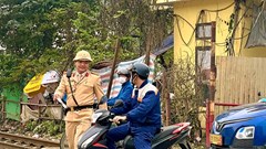 CSGT đồng loạt ra quân xử lý vi phạm tại đường ngang đường sắt