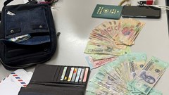 Trả lại tài sản trị giá hơn 35 triệu đồng cho khách nước ngoài bỏ quên trên tàu