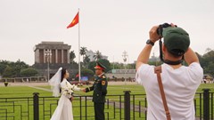 Giới trẻ rộn ràng chụp ảnh kỷ niệm tại Lăng Bác