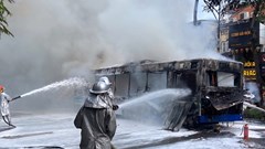 Hà Nội: Xe buýt bốc cháy ngùn ngụt trên phố Lý Thường Kiệt