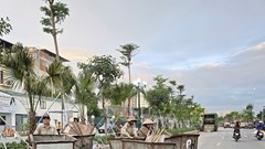 Thu gom rác giữa lòng đường Vành đai 2,5, tiềm ẩn tai nạn giao thông