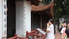 Phụ huynh và học sinh đổ về Văn Miếu cầu may trước kì thi vào lớp 10 