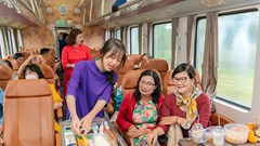 Quét QR đặt hàng đặc sản trên tàu và tự động xếp chỗ khi mua vé